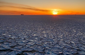 Evening ice / Зимнее Охотское море...........вечер.