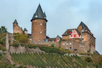 Замок Шталек / Замок Шталек - один из замков долины среднего Рейна, находится в федеративной земле Рейнланд-Пфальц. Стоящий на утёсе замок возвышается на 160 метров над городом Бахарах и находится в 50 километрах от Кобленца. Замок был полностью разрушен и возведён заново в начале XX века в соответствии с планами XVII века. Название замка переводится с немецкого как «неприступный замок на утёсе». Замок частично окружал заполненный водой ров, что встречалось в Германии довольно редко. Шталек долгое время служил резиденцией пфальцграфов Рейнских и архиепископов Кёльна.