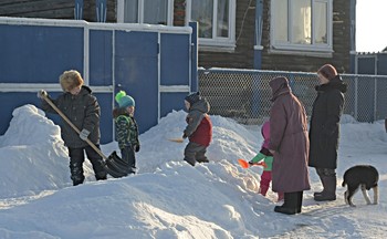 И мороз ни почём, когда работа спорится / В деревне даже зимой не пролежишь.