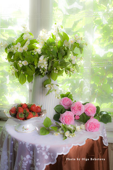 Букет с жасмином, розы и клубника / Нежный свет струится сквозь занавеску, освещая букет с жасмином, лежащие на столе розы и вазочку с клубникой