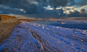 Замерзающий берег / В октябре начинает покрываться льдом Анадырский залив. Сначала, благодаря приливам и отливам замерзает берег, а затем и сам залив.