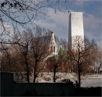 &nbsp; / Вид на Церковь Троицы Живоначальной в Троицком-Голенищеве и дом на Мосфильмовской