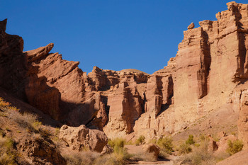 Красно-желтые скалы Чарынского каньона, Казахстан / Прогулка по Чарынскому каньону, расположенному на юго-востоке Казахстана, &quot;младшему брату&quot; Гранд Каньона в Аризоне.
