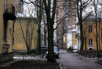 В нашем дворе... / В нашем старом дворе снова слякоть и грязные лужи.
Снег недолго лежал – три недели лишь радовал глаз.
Дождь пошел в январе. Заблудилась крещенская стужа.
И снегов госпожа неожиданно бросила нас.

А буквально на днях к нам стучался мороз молодецкий.
Белоснежный наряд на деревьях волшебно сверкал.
В новогодних санях к нам въезжала Зима и по-детски
Каждый снегу был рад, и веселый шумел карнавал...