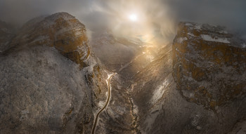 Навстречу солнцу / Черекская теснина в тумане. Внизу видна петляющая дорога. На самом дне ущелья течёт река Черек Балкарский.
Кабардино‑Балкарская республика. 20 января, 2021 год. 
Из фотопроекта «Кавказ без границ».