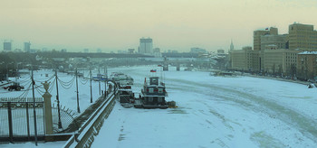 Река Москва подо льдом... / Стоим на Крымском мосту...