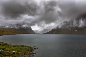 В горах облачность. Гейрангер-фьорд. Норвегия. / Горы и озёра Гейрангер-фьорда - одно из самых популярных и красивейших мест Норвегии. Эти места обычно рекомендуют посетить в первую очередь.