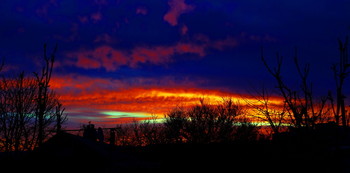 Зимнее небо на рассвете / Панорама зимнего неба на рассвете перед восходом солнца