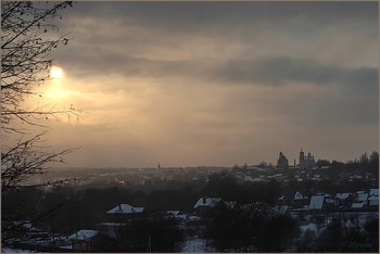 Боровск... / ...Город космоса, староверов, купцов и картин.Высокий берег реки Протвы, или просто Высокое. Отсюда виден весь Боровск и все его храмы. Их в городе десять, из них три — старообрядческие (действующий — один).