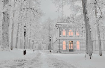 Морозное утро в Царицыно / Россия ,Москва ,Парк Царицыно .
На фото -справа Оперный Дом ,прямо -Виноградные ворота . данная работа вошла каталог 6th 35award
