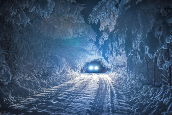 В снежном тоннеле. / Ночная заснеженная дорога в свете фар. Карелия.