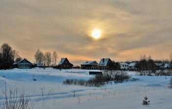 "Тебе совсем нет дела до людей, прекрасное светило..." / "Тебе совсем нет дела до людей
 И драм людских, прекрасное светило.
 Ты не согнало снег еще с полей
 И синий лед речной не растопило.
 Ты для весны должно копить тепло,
 Когда уж согревать людские души!
 Спасибо хоть за то, что ты взошло
 И светишь понемногу из-за тучи ..."