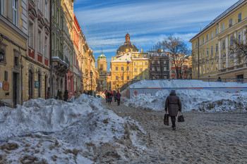 Мороз и солнце / Зимний Львов в лучах заходящего солнца