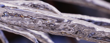 Узоры на сосульках / Солнечный свет по своему расписал сосульки