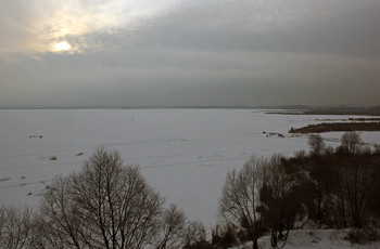 Декабрьское солнце над озером Неро / Вид на озеро со смотровой башни Спасо-Яковлевского Димитриева монастыря.