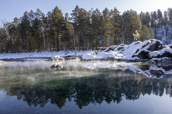 Голубые озера Катуни / Голубые озёра — сезонно образующаяся группа озёр в русле проток реки Катунь. Они расположены по левой стороне Катуни в к северу от Аската. Водоёмов может быть два или три, глубина их достигает 8 м.