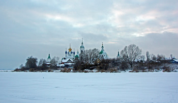 У озера / Спасо-Яковлевский Димитриев монастырь в Ростове Великом. Вид со льда озера Неро.