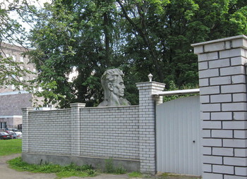 Надзаборник / вучетич