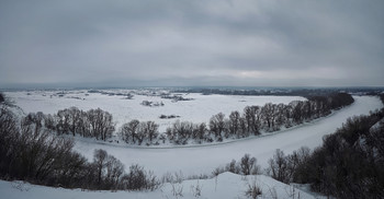 «Зимний пейзаж» / В последние года, первая настоящая зима в наших краях.
Десна, вид на луг и заповедник «Брянский лес»
Вертикальная панорама