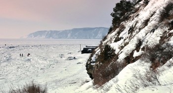 Зимние берега Байкала / Зимние берега Байкала окружены торосами