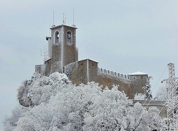 Башня Гуаито / Башня Гуаито в Сан-Марина, самая высокая и старая из трёх башен
https://youtu.be/y5JDv0-Frc4