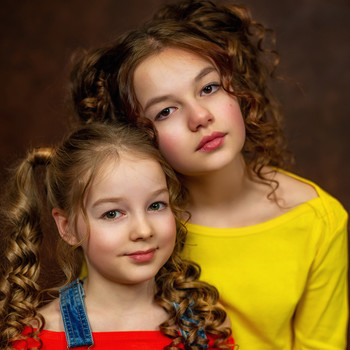 Две сестры / модели Ульяна и Фаина Куклины
причёска Марина Быстрова
локация фотостудия «Косплей»