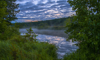 Облачное утро. / Лето. Озеро Рожок.