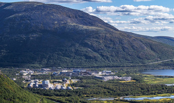 Техническая территория в горах. / Нефтебаза, склад сыпучих материалов, ангарные склады, гараж.
Берег озера Большой Вудъявр. Хибины.