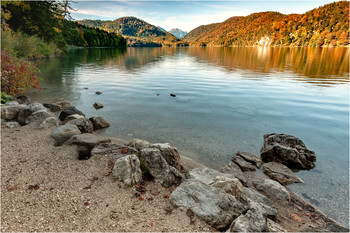 Hа берегу озера Альпзее / Alpsee является озеро в Ostallgäu районе Баварии , Германии , расположенный примерно в 4 км юго - Фюссен . Он находится недалеко от замков Нойшванштайн и Хоэншвангау . Озеро имеет чуть менее пяти километров береговой линии и глубину до 62 метров. Это популярная туристическая достопримечательность, учитывая близость к замкам и диким лебедям , населяющим озеро. Лодки можно взять напрокат . В окрестностях есть множество туристических троп. Круглая тропинка ведет вокруг берега, а «Фюрстенштрассе» (Принцевая дорога) ведет из Хоэншвангау через хребет Шварценберг и вниз к Пинсванг в Лехтале .