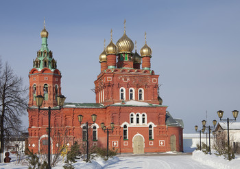 Свято-Никольский храм / В 1897 г. - в центре с. Кулаково у самого тракта была заложена каменная однопрестольная Николаевская церковь, в дальнейшем стала называться Свято-Никольский храм. Строительство велось на средства купца, мецената Чукмалдина Николая Мартимьяновича. 9 мая 1901 г. - закончено строительство храма, состоялось освящение храма. Храм построен по типу &quot;трапезных&quot; с пятиглавым храмом (четверик на четверике) и шатровой колокольней. В приходе действовало двухклассное училище и школа Министерства народного просвещения.

В годы советской власти храм сильно пострадал, здание полуразрушено: обнажились купола храма и алтаря, разрушена колокольня, частично стены, полы. Храм был разграблен, кресты и маковки сброшены на землю и увезены в неизвестном направлении. 1998 г. - возрождение прихода и начало восстановительных работ. 2004 г. - освящение куполов и крестов храма.

Справка с официального сайта http=www.eparhia.port72.ru Тобольско-Тюменской епархии