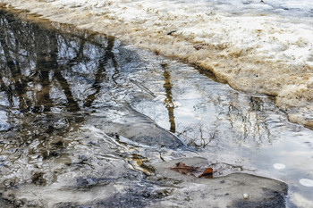 Потекли ручьи... / Ручей утром. С отражениями.. Талая вода и отражения в не текущая по дороге. При утреннем свете рассеянным через облака.. Движение воды в ручейке. По краям оттаявший лед и пожелтевший снег. Что происходит, когда приходит весна.. Почти весенний ручей.