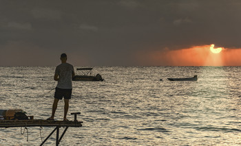встречая с удочкой рассвет. / ***