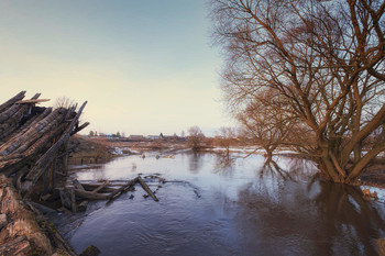 Разлив у старого моста / Весенний поздний вечер