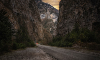 Дорога в горной местности.. / Дорога в Абхазии настолько живописна, что можно останавливаться каждые сто метров. Впервые в этом месте, но я была здесь раньше, наверное во сне..)