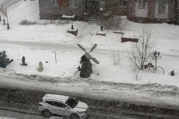Снегопад. / Погодка решила поиграть в снежки.