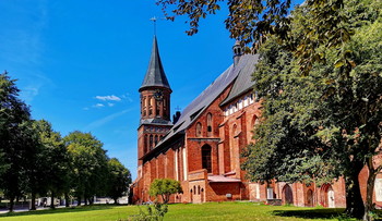 Кафедральный собор в Калининграде / Кафедральный собор, или Домский собор Богоматери и Святого Адальберта, — один из самых узнаваемых символов в Калининграде. Храм находится на острове Иммануила Канта, в исторической части города. Здание построили в 14 веке, после чего несколько раз реставрировали. Во время войны оно было почти полностью разрушено, и вплоть до 90-х годов прошлого века на его месте возвышались лишь руины.
После восстановления в конце 20 века Кафедральный собор в Калининграде выполняет светские функции — ни католические, ни православные службы там не проводятся. Теперь здесь проходят органные концерты, лекции и экскурсии. Работает музей Иммануила Канта, а снаружи у стены — захоронение философа.Окрестности собора интересны сами по себе. Остров Канта — одна большая парковая территория, где часто проходят ярмарки, праздники и народные гуляния.