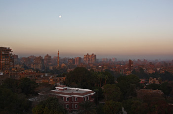 Луна на утреннем небе / Каир. Вид из окна гостиницы на острове Замалек. 2010 г.