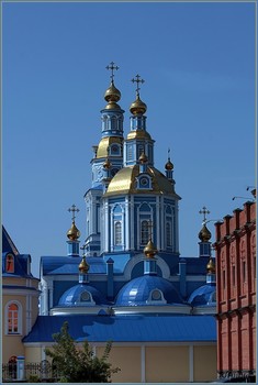 Спасо-Вознесенский кафедральный собор. / Кафедральный собор Симбирской епархии Русской православной церкви в Ульяновске...восстановлен...Обширный кирпичный храм в формах эклектики, выстроенный в 1901-1906 годах на месте каменной церкви 1729 года под руководством архитектора Н.И. Розетти, представлял собой четверик, украшенный богатым декором, увенчанный крупным куполом, с боковыми притворами. Вверху был расположен Вознесенский храм с приделами Воскресенским и Иоанна Воина, внизу – Рождество-Богородицкий храм с приделами Иоанна Богослова и Всех Скорбящих. В 1932 год храм был закрыт, занят под фабрику-кухню, а в 1936-1938 годах сломан. От старого здания остались трапезная 1850-х и многоярусная колокольня нач. XIX в.