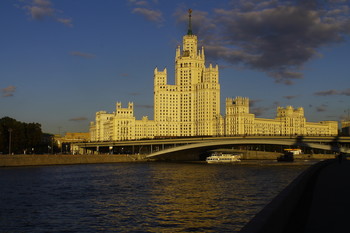 Вид на Высотку на Котельнической набережной / Москва.Вид на Высотку на Котельнической набережной