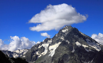 Шапка / Кавказ. Архыз. Вид с перевала Караджаш на вершину Птыш. Кстати, это облако образовалось из ничего в течение 10 минут