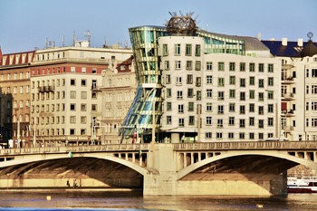 На берегах Влтавы / «Танцующий дом», Прага