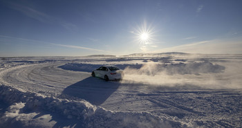 На круге / Заезды на озере Канентъявр, это 49 км от Мурманска по дороге на Териберку.