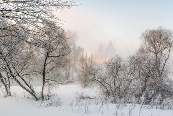 Рассвет у стен монастыря. / Истра.