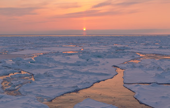 закат во льдах / Весенний вечер в Охотском море.............2018..