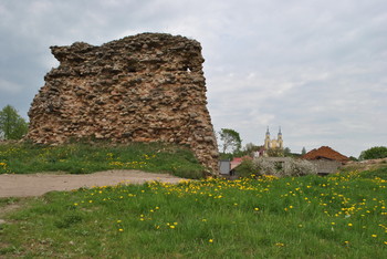 &nbsp; / Костел Преображения Господнего ,слева в кадре руины Кревского замка.