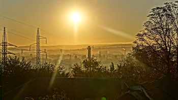 Многоэтажный туман / Солнце пытается рассеять туман над городом