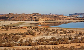 Вода в Нубийской пустыне / Берег озера Насер (Асуанского водохранилища) вблизи Дакки.