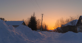 Зацепилось солнце за верхушки крыш... / ...