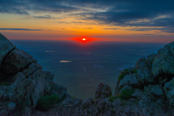 Восход из каменного окна / Восход на горе Бештау, на Есенинской скале