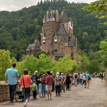 Замок Эльц / Замок Эльц – один из самых красивых и самых известных дворцов Германии. Спрятанный в густом лесу недалеко от Кобленца, он почти тысячу лет привлекает к себе толпы любознательных туристов.